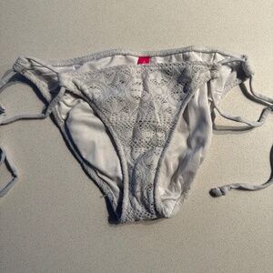 Victoria’s Secret White Lace Tie-Side Bikini Bottom — Size XS